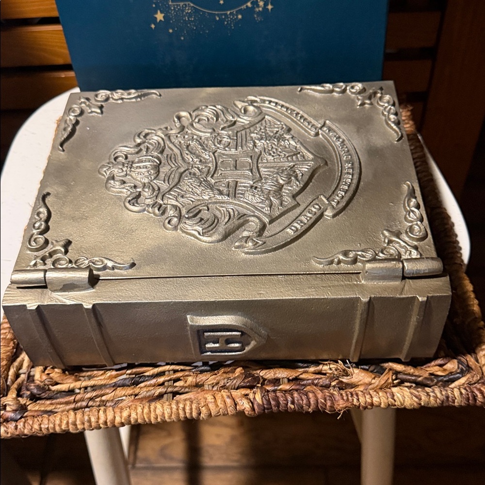 Pottery Barn Teen Harry Potter Hogwarts Book 📖 Jewelry Box BNIB - Picture 10 of 10